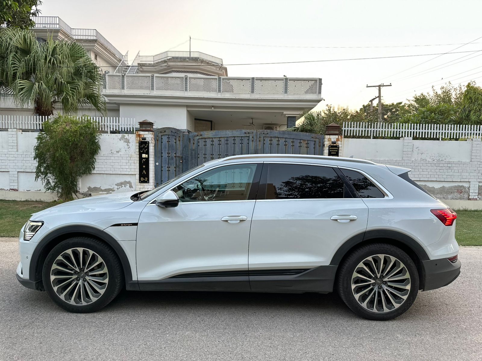 
								Audi e-tron 50 Quattro 2020 full									