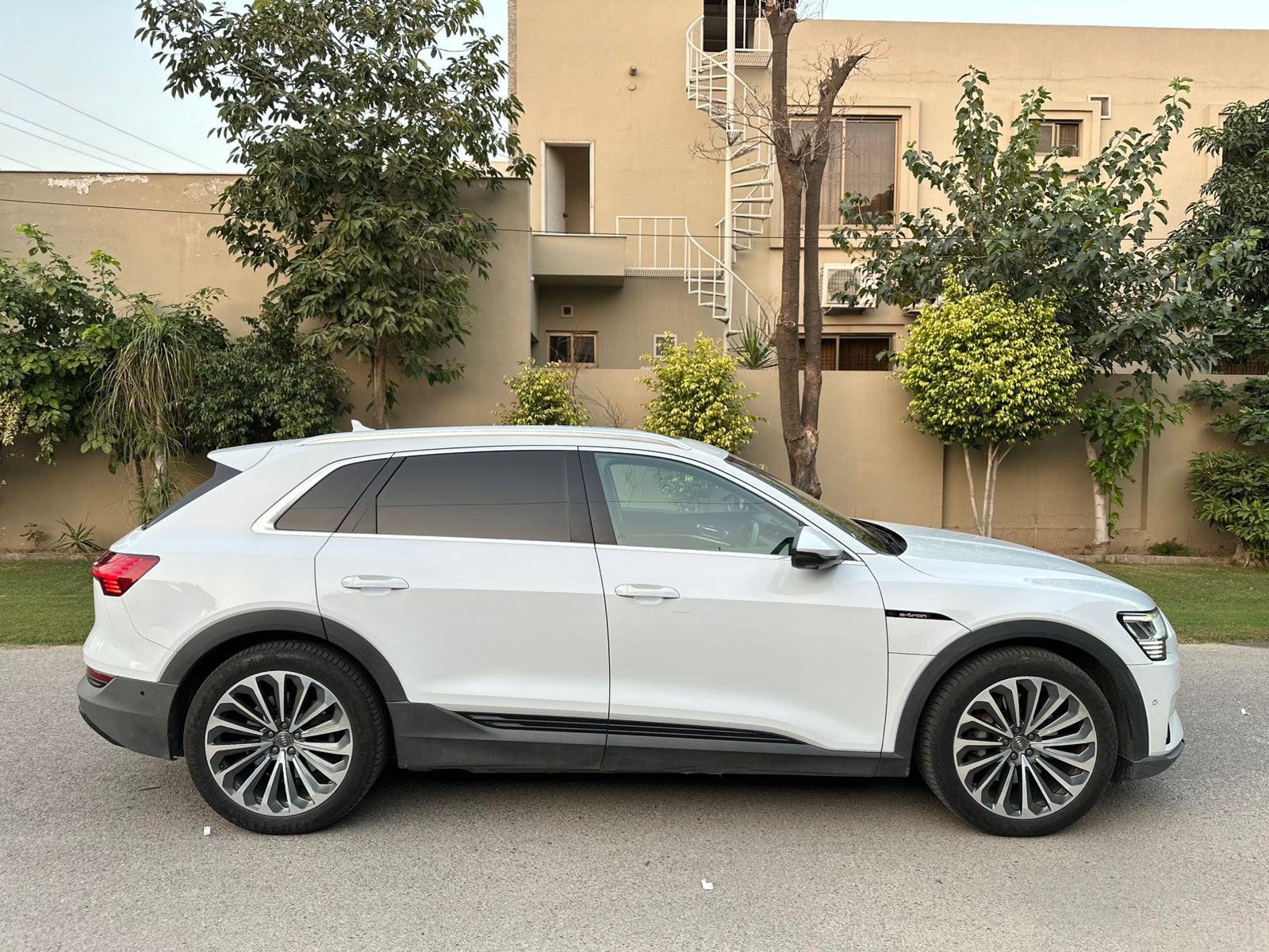 
								Audi e-tron 50 Quattro 2020 full									