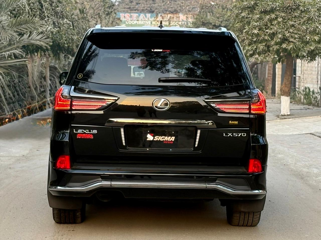 
								Lexus LX570 Black Sequence 2020 full									