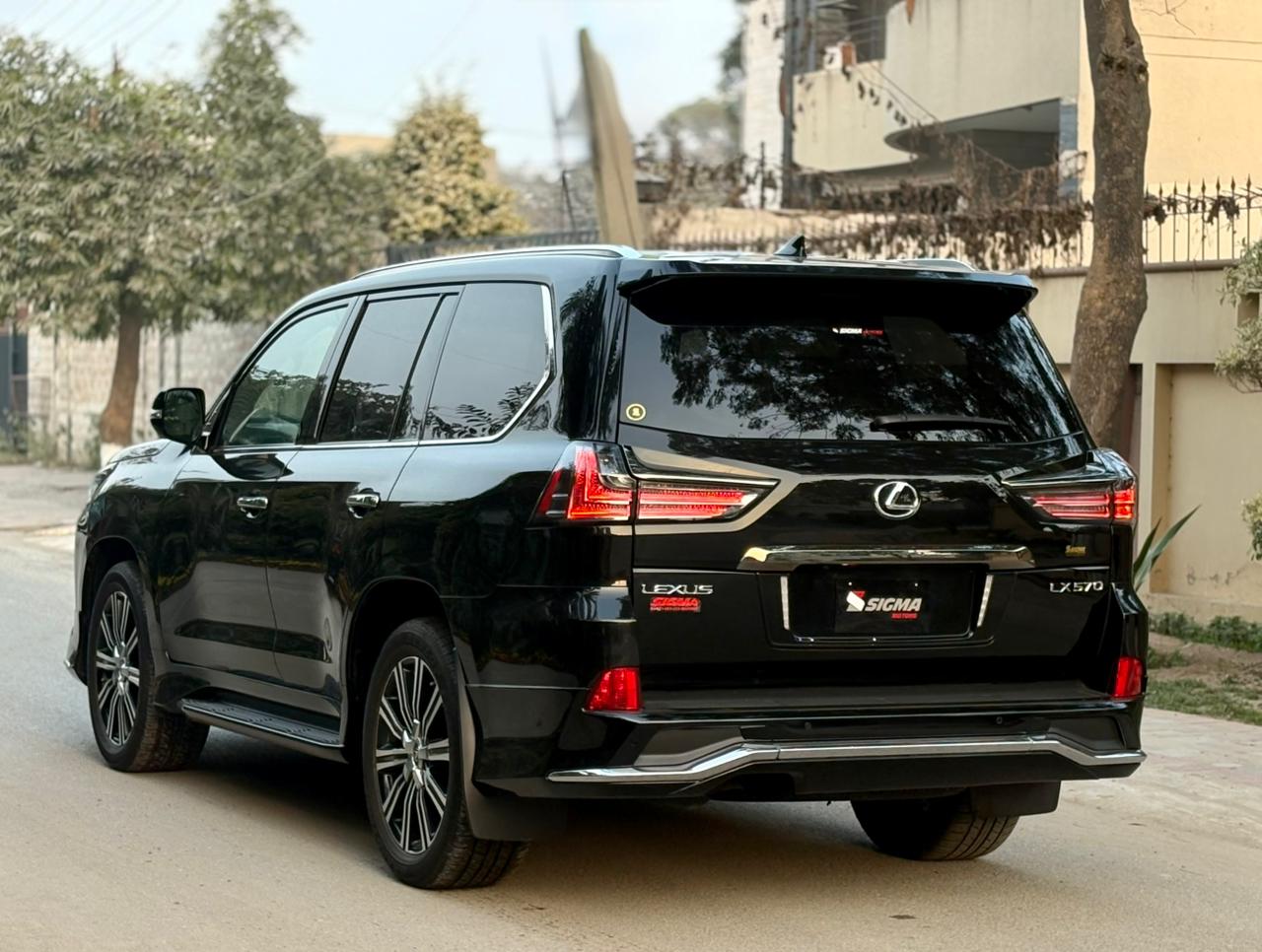 
								Lexus LX570 Black Sequence 2020 full									