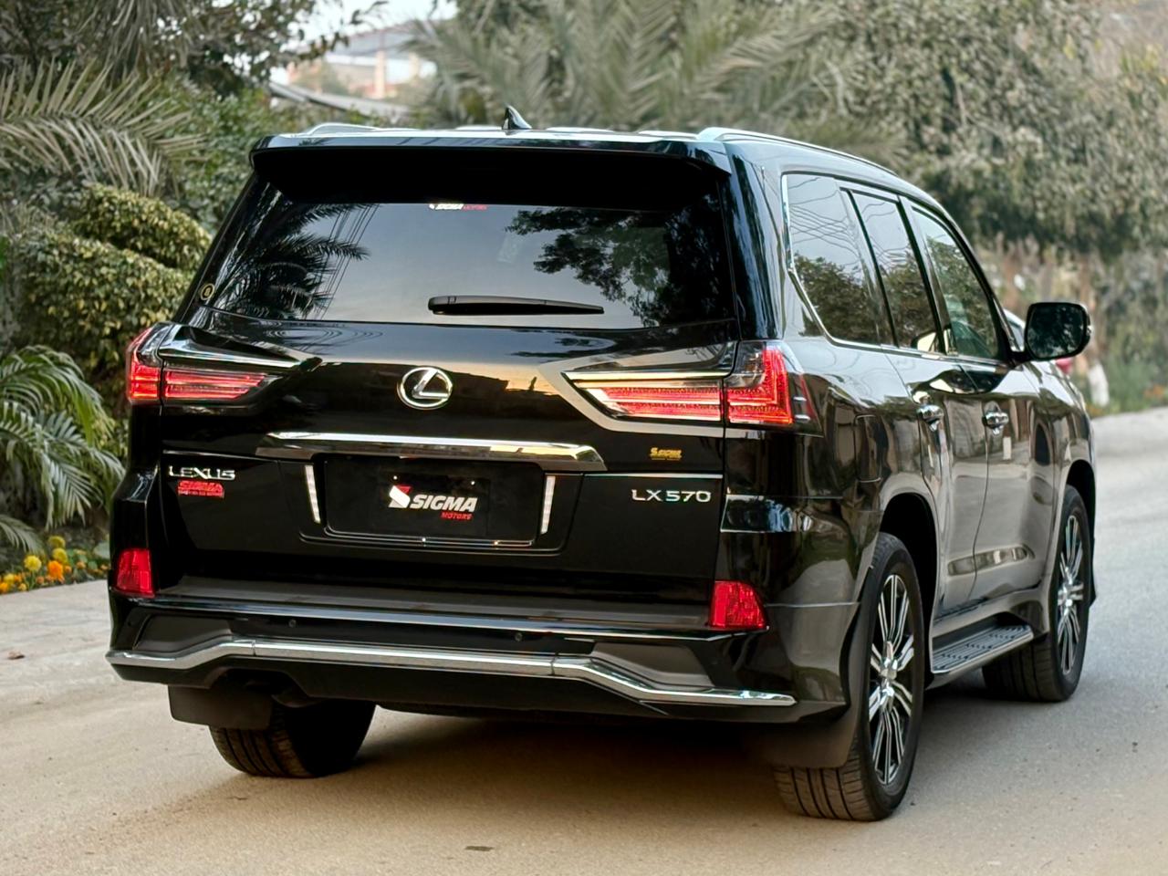 
								Lexus LX570 Black Sequence 2020 full									