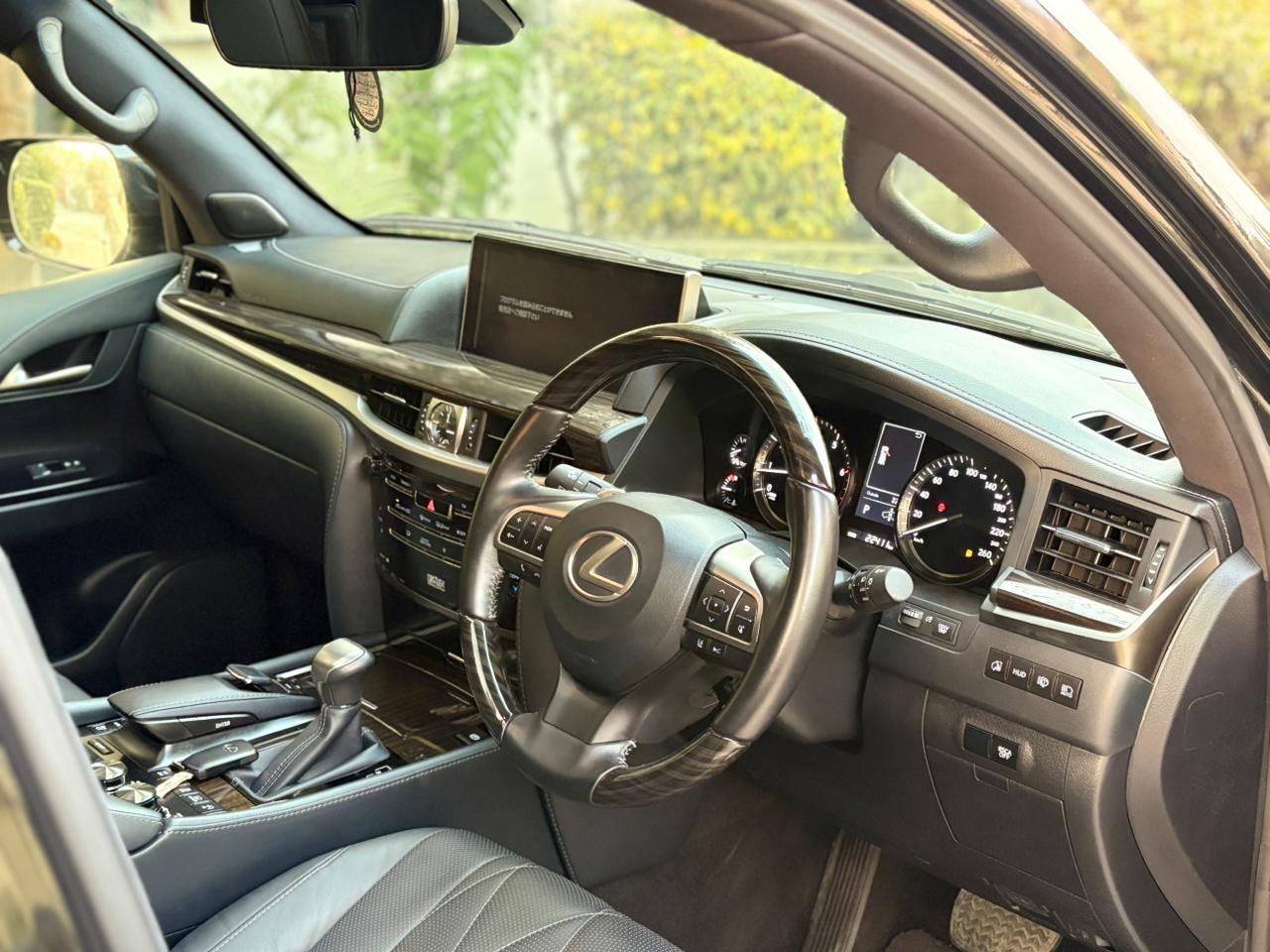 
								Lexus LX570 Black Sequence 2020 full									