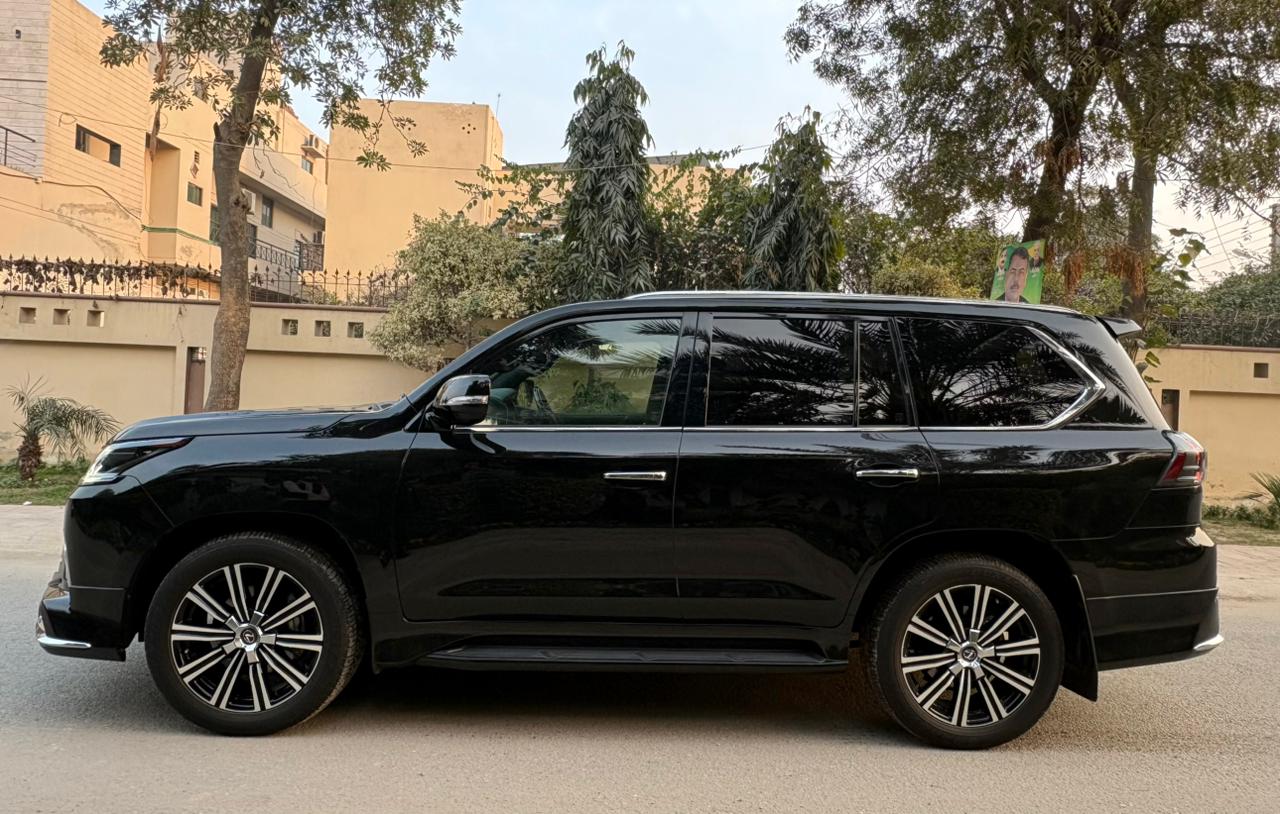 
								Lexus LX570 Black Sequence 2020 full									