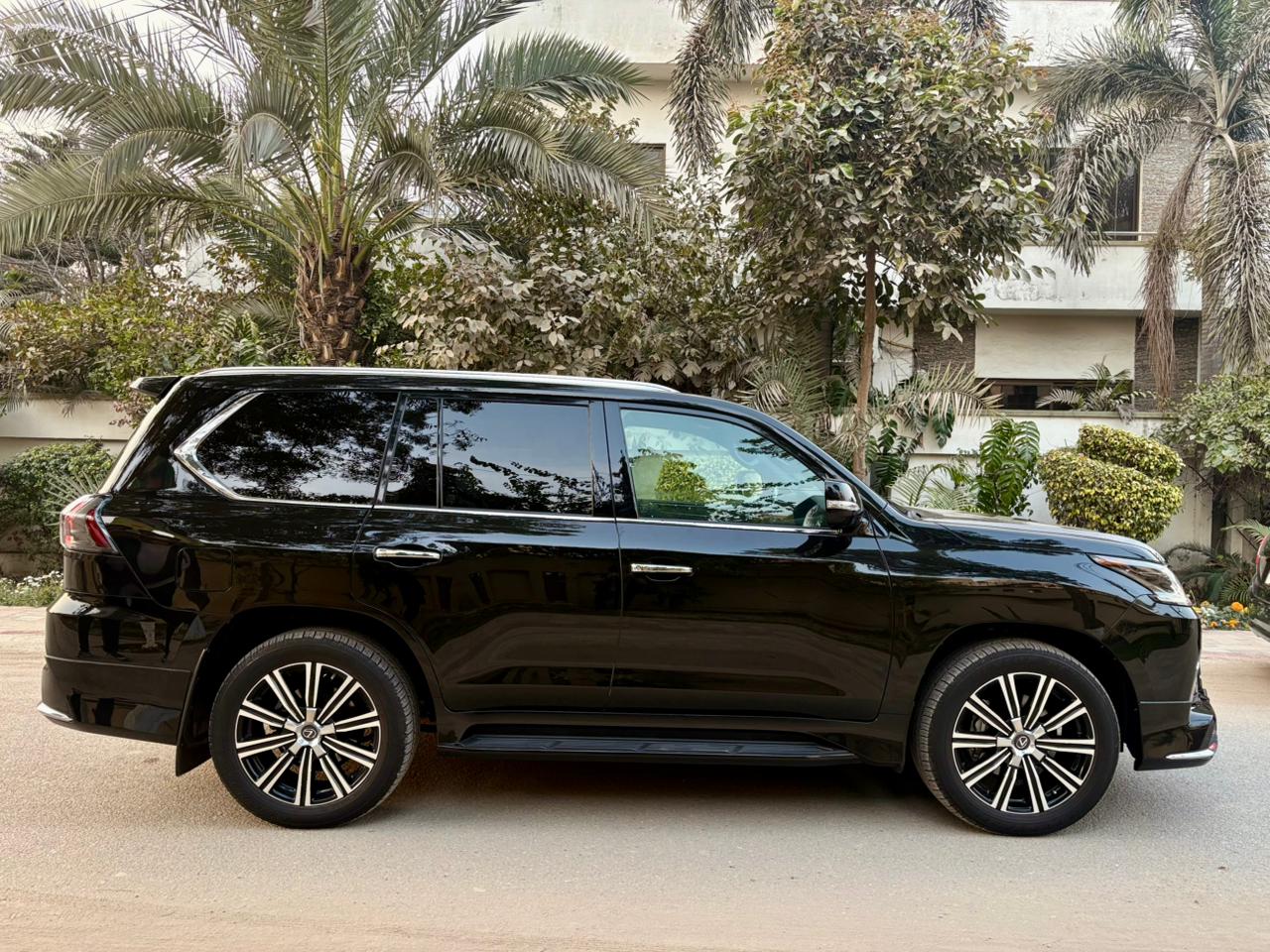 
								Lexus LX570 Black Sequence 2020 full									