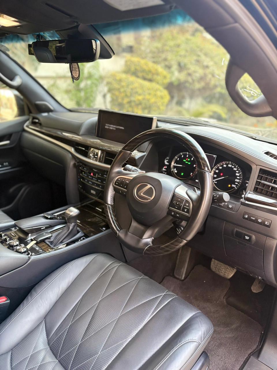 
								Lexus LX570 Black Sequence 2020 full									