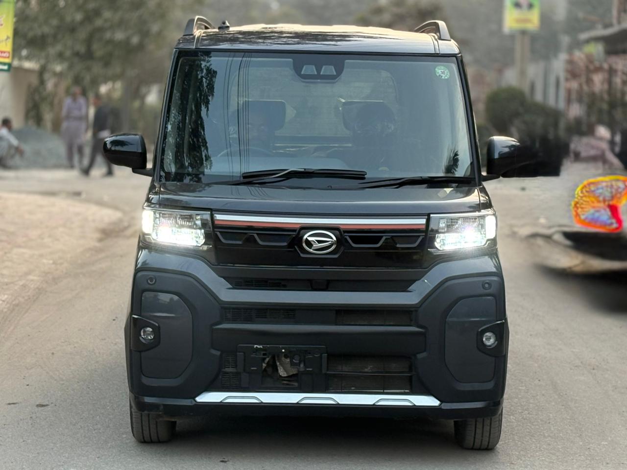 
								Daihatsu Tanto Funcross 2022 full									