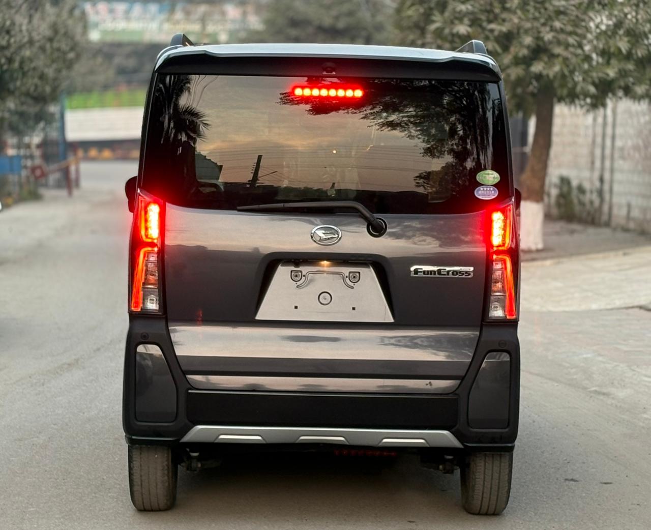 
								Daihatsu Tanto Funcross 2022 full									