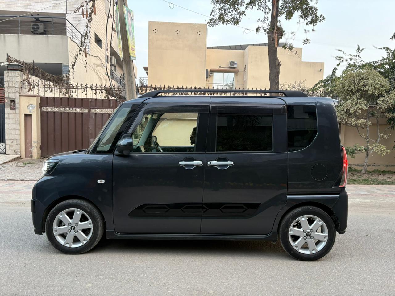 
								Daihatsu Tanto Funcross 2022 full									