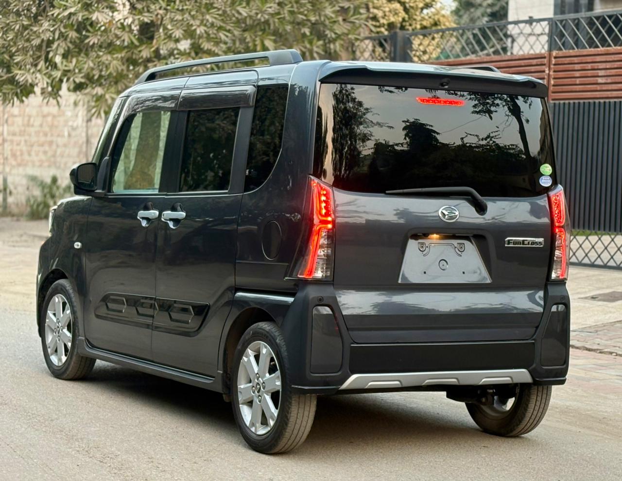 
								Daihatsu Tanto Funcross 2022 full									