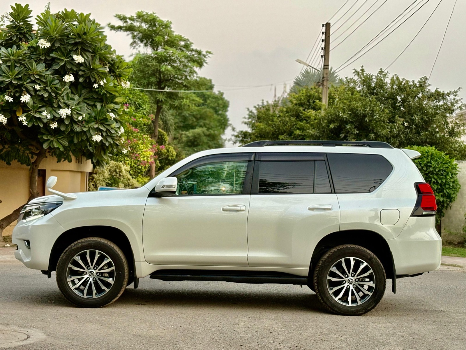 
								Toyota Land Cruiser Prado TXL 2020 full									