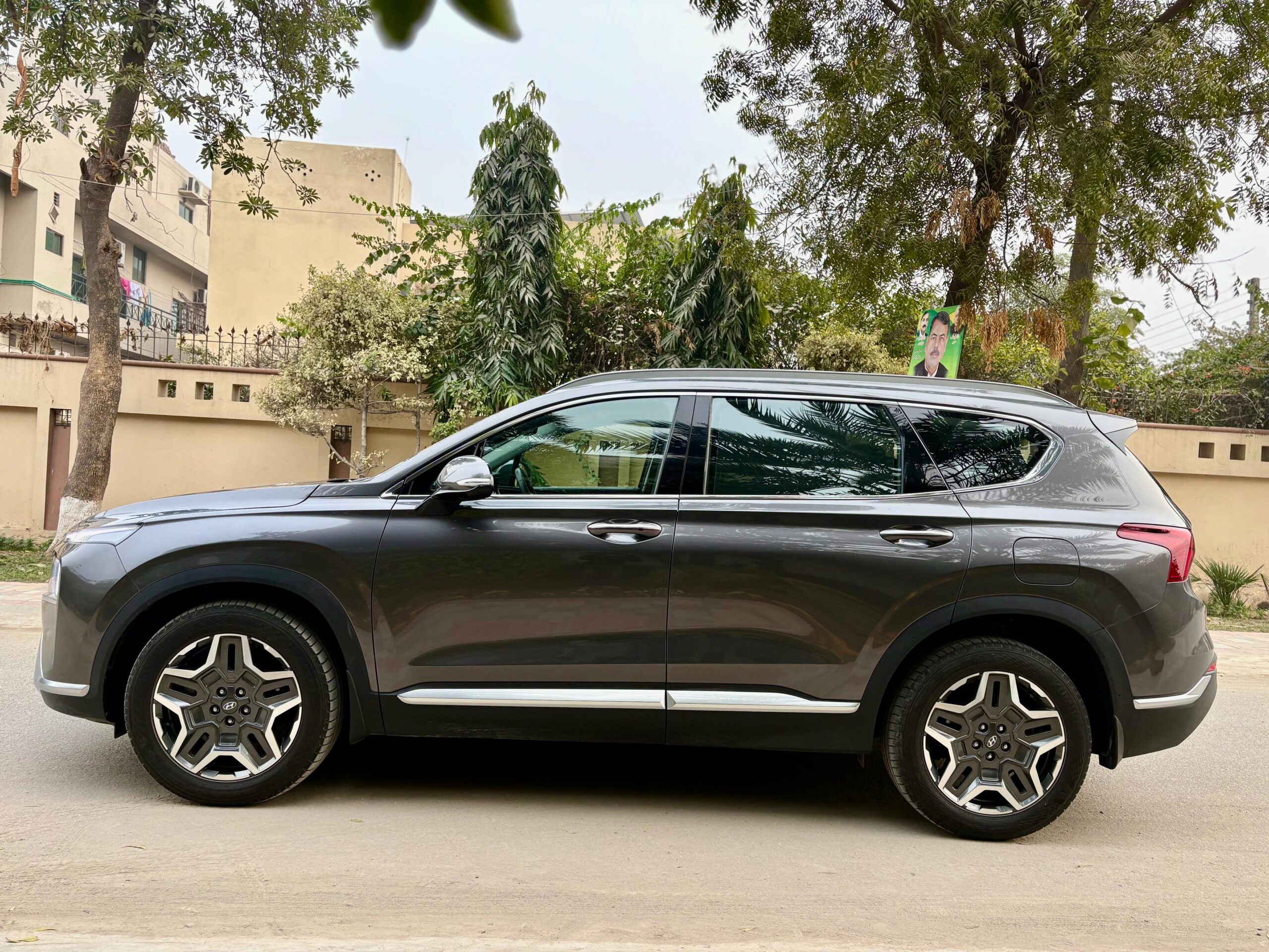 
								Hyundai Santa Fe Signature 2024 full									