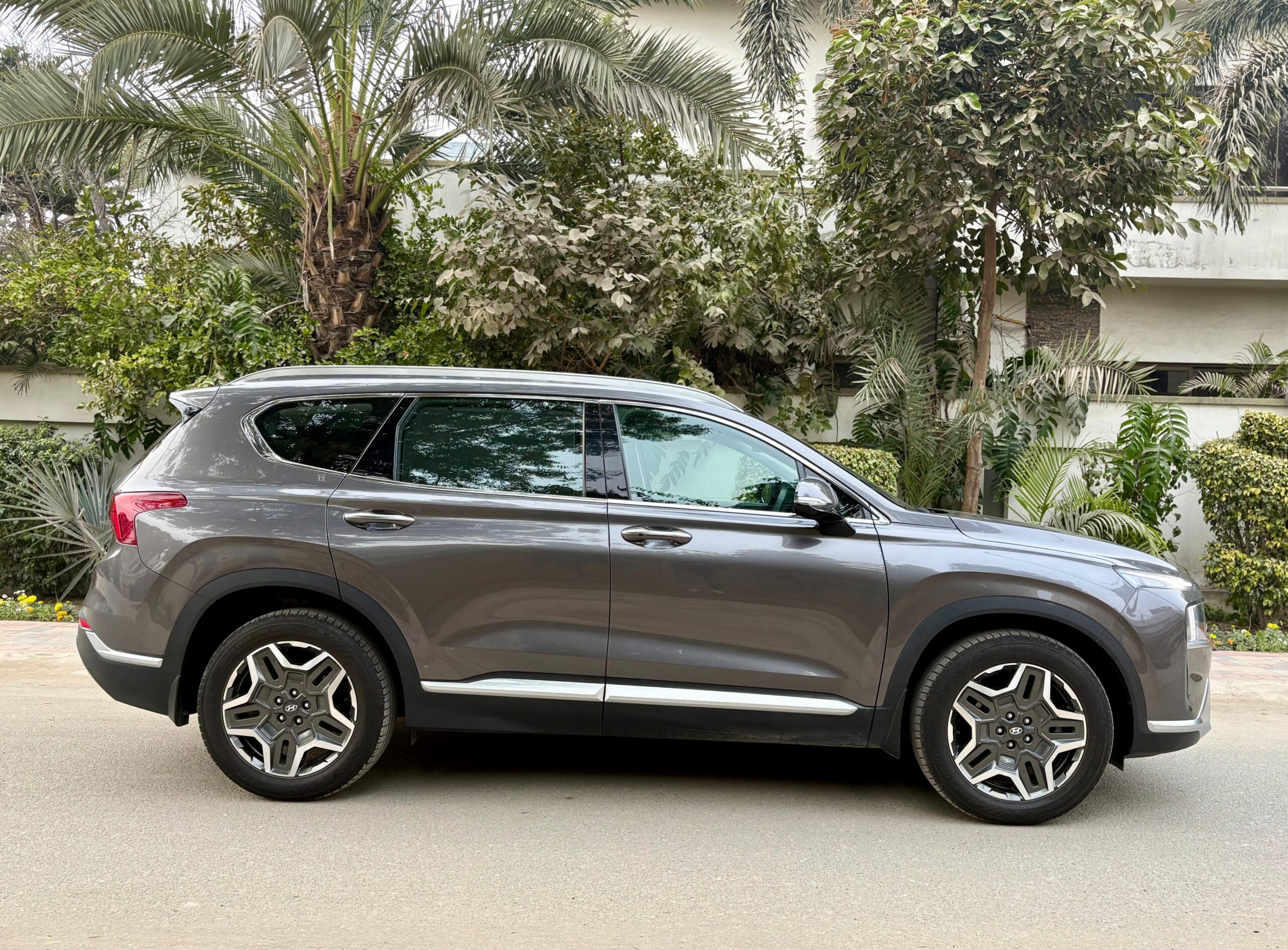 
								Hyundai Santa Fe Signature 2024 full									