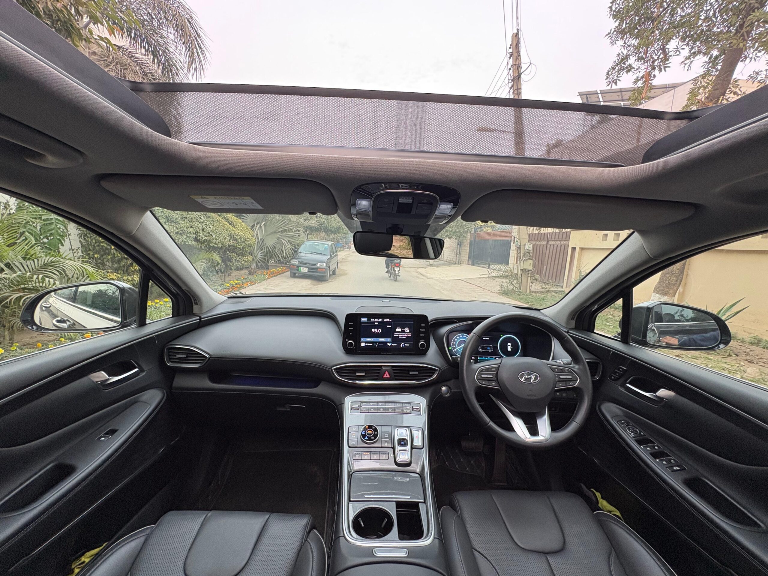 
								Hyundai Santa Fe Signature 2024 full									