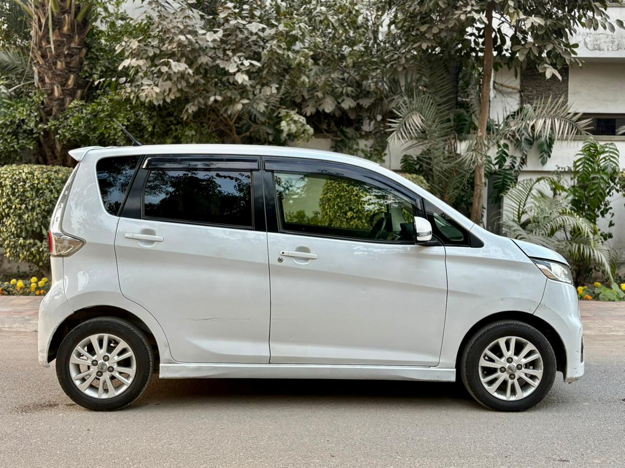 
								Nissan Dayz Highway Star 2014 full									