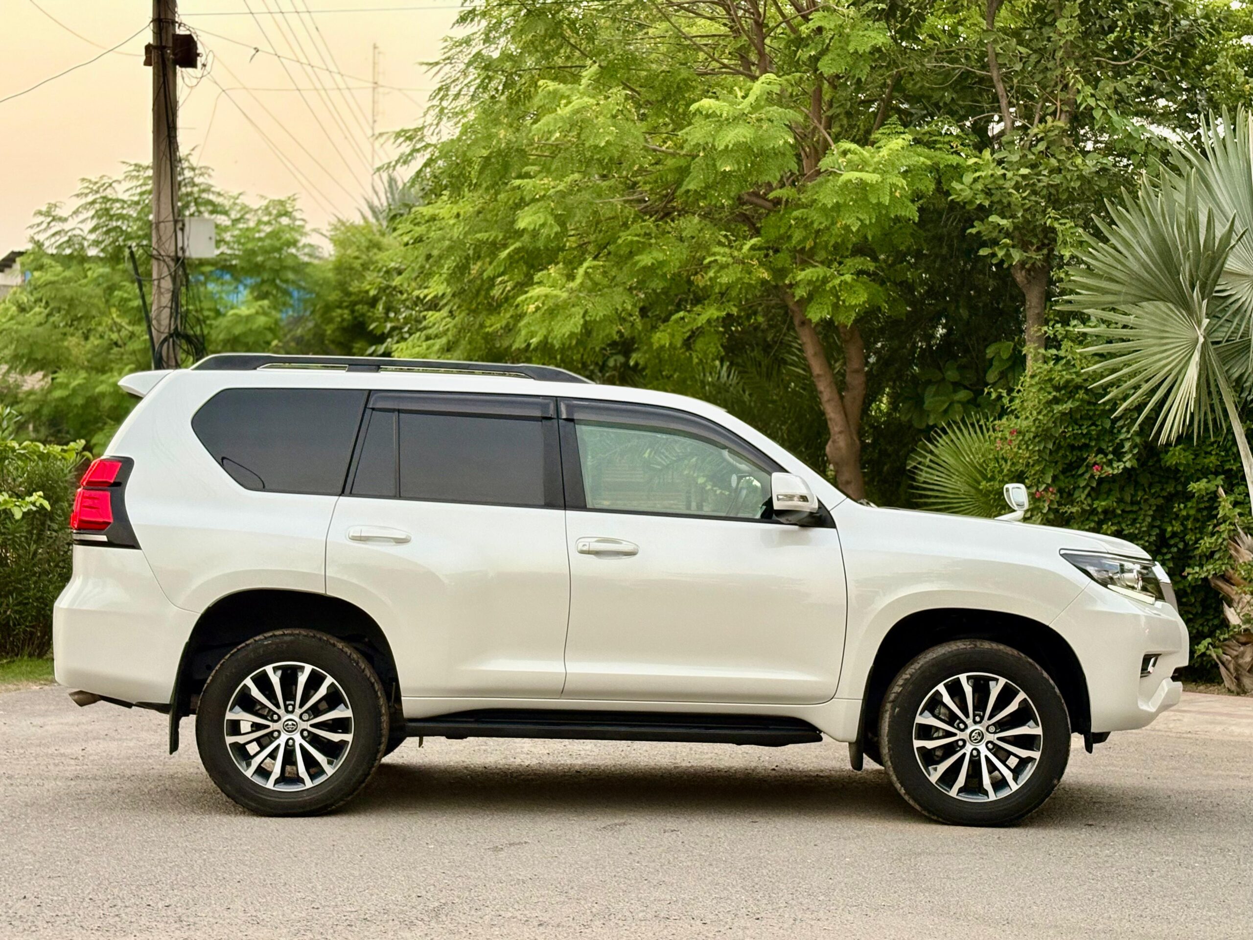
								Toyota Land Cruiser Prado TXL 2020 full									