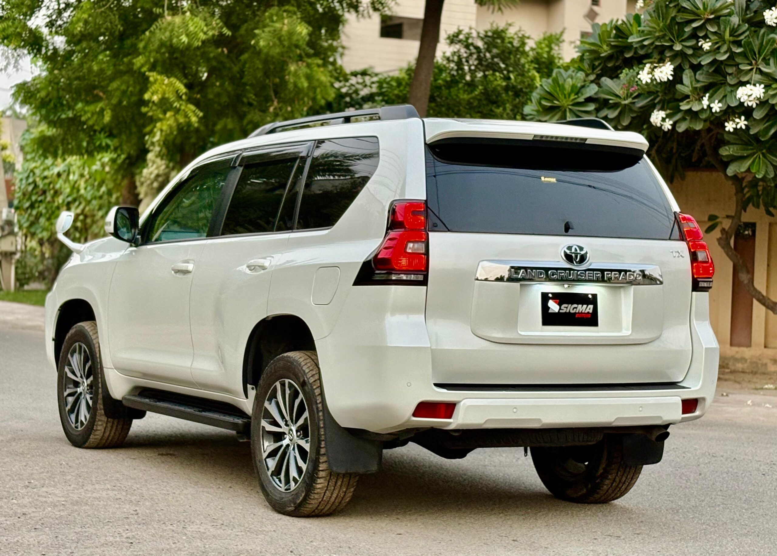 
								Toyota Land Cruiser Prado TXL 2020 full									