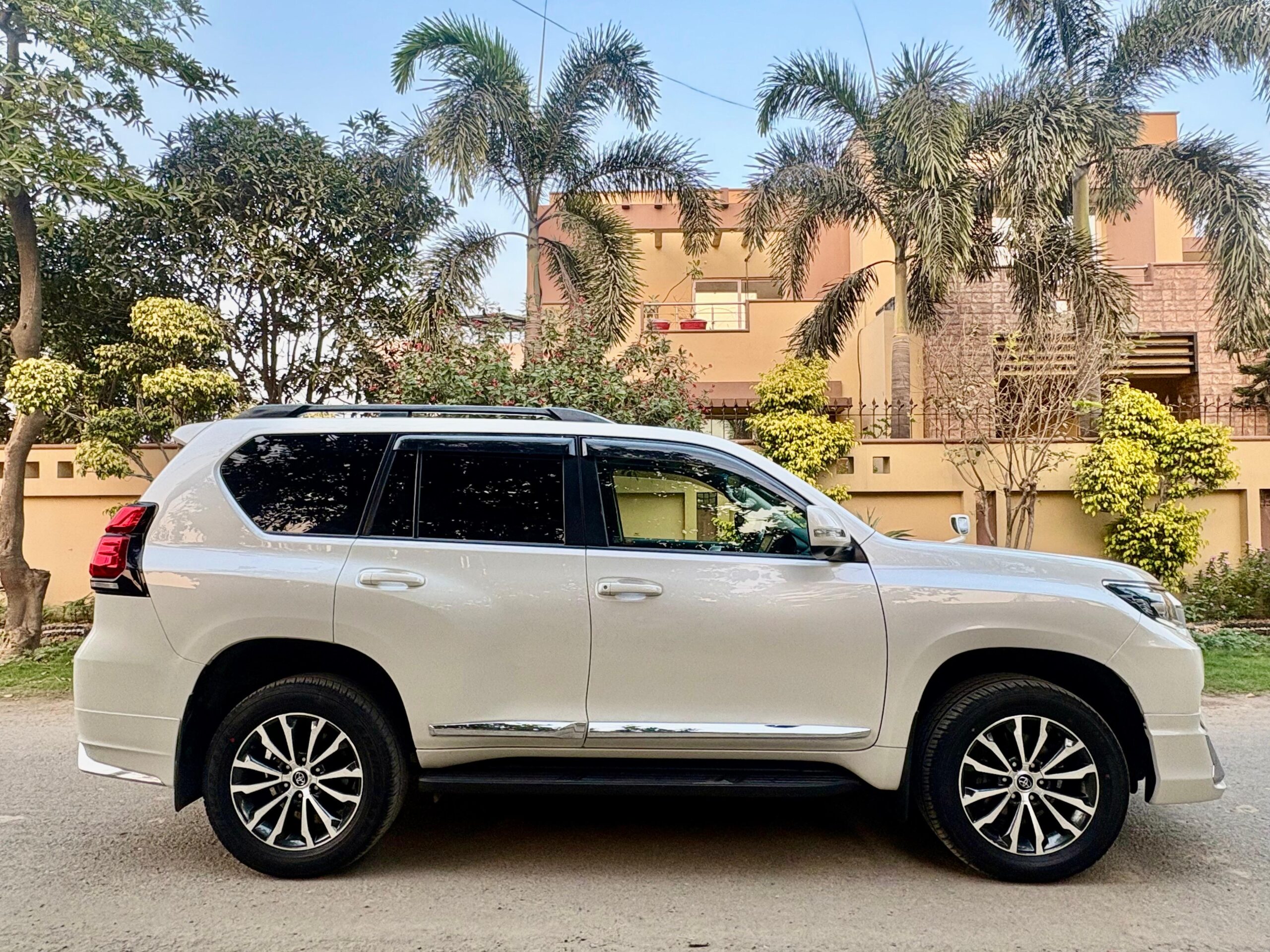 
								Toyota Land Cruiser Prado TXL 2020 full									