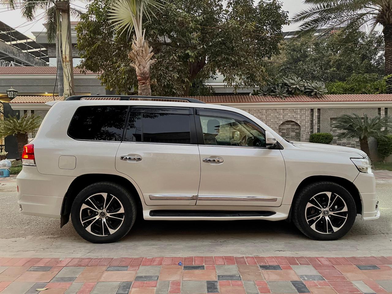 
								Toyota Land Cruiser ZX 2012 full									