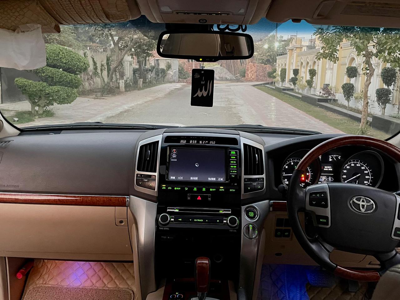 
								Toyota Land Cruiser ZX 2012 full									