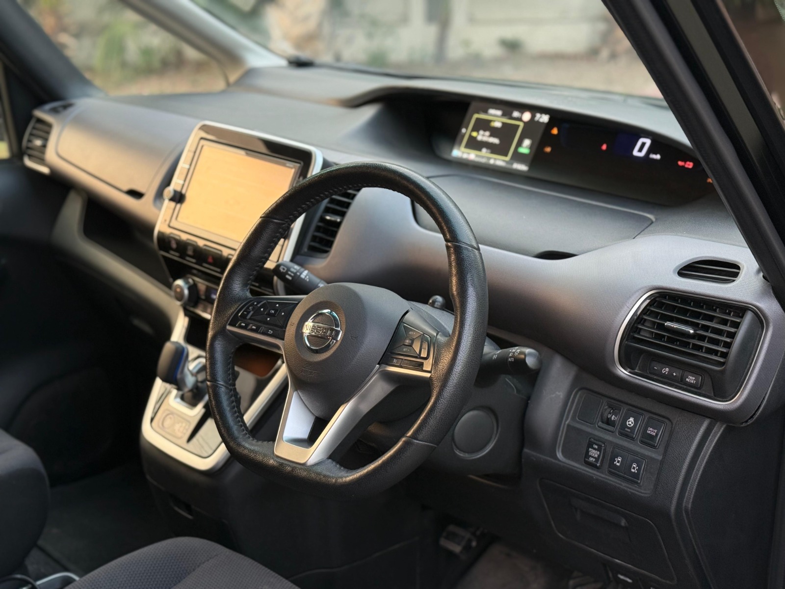 
								Nissan Serena e-POWER Highwaystar 2018 full									