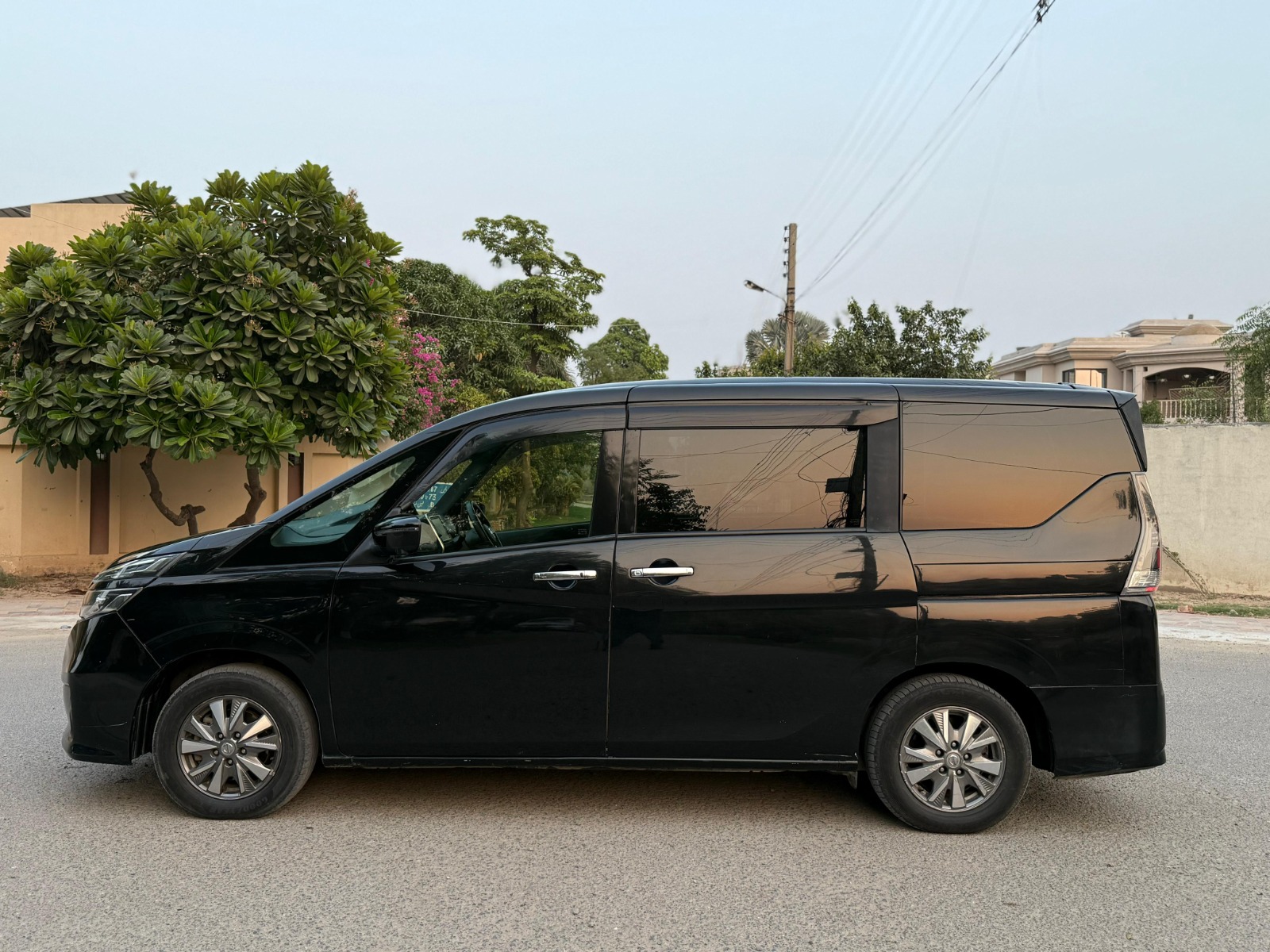
								Nissan Serena e-POWER Highwaystar 2018 full									