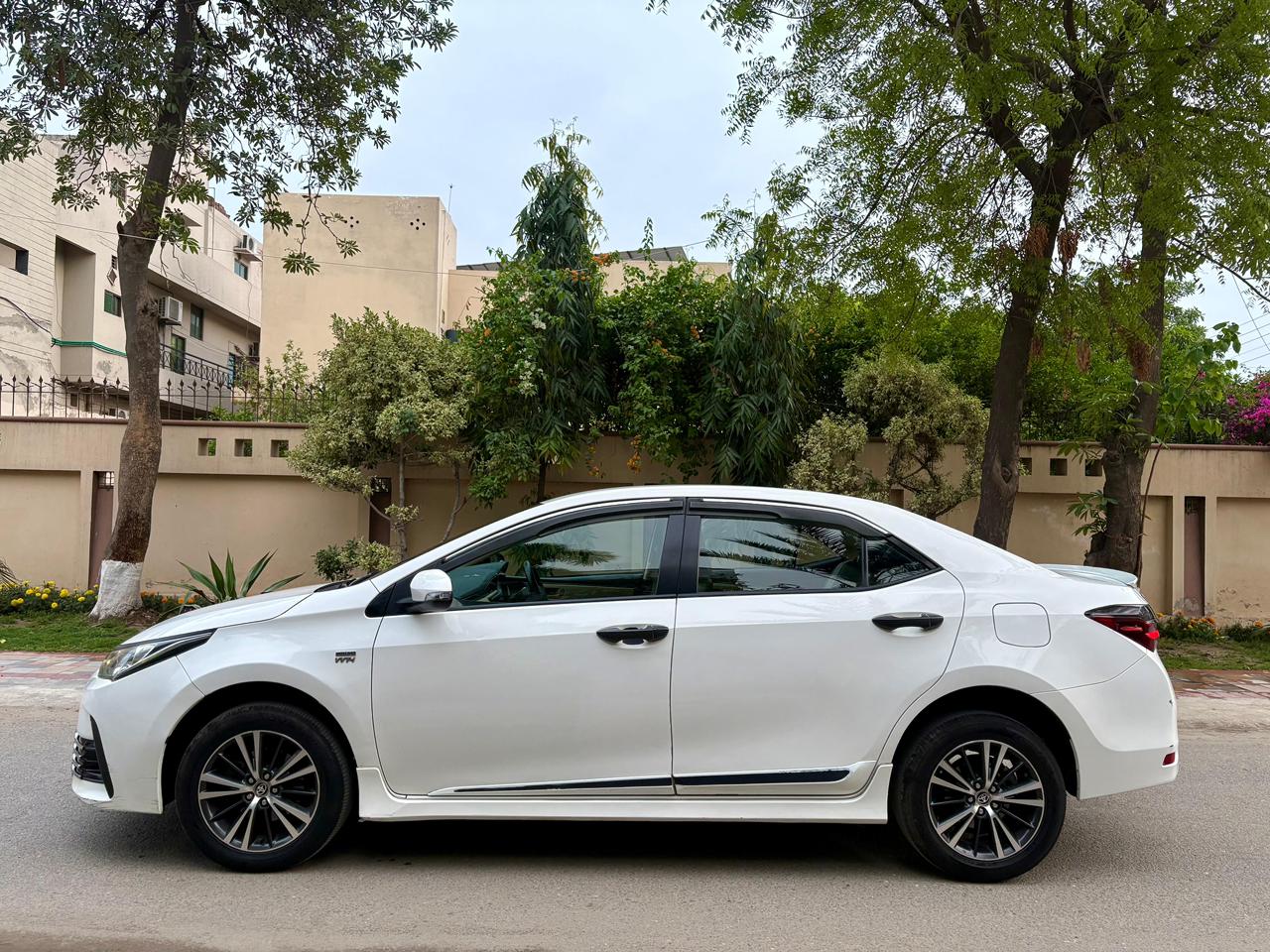 
								Toyota Corolla Altis 1.6 full									