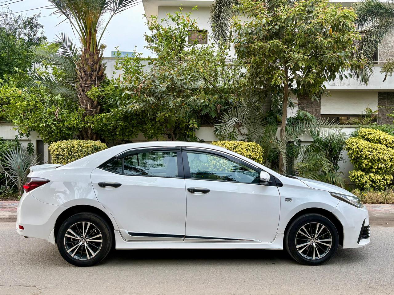 
								Toyota Corolla Altis 1.6 full									