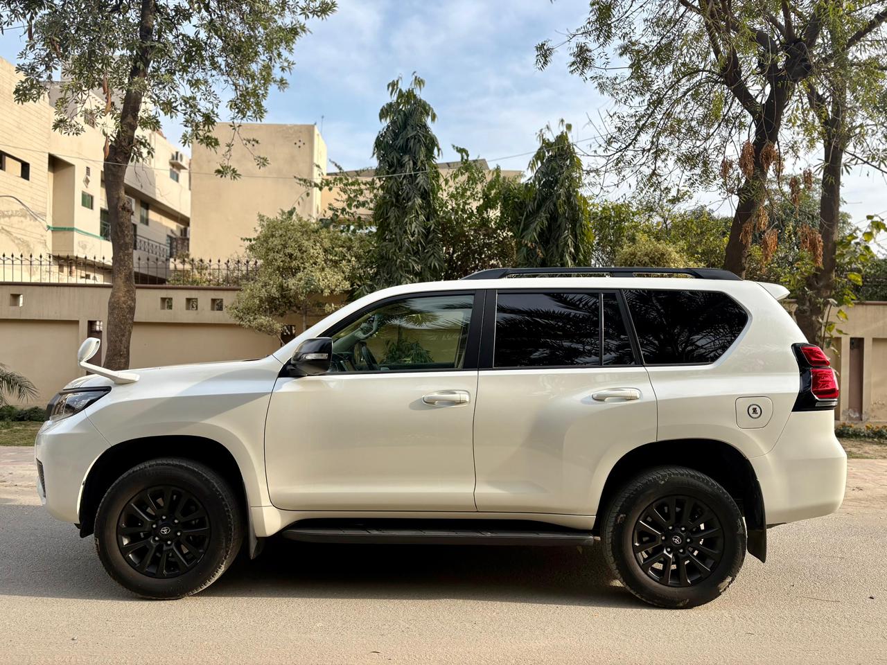 
								Toyota Land Cruiser Prado Black Edition TXL 2022 full									