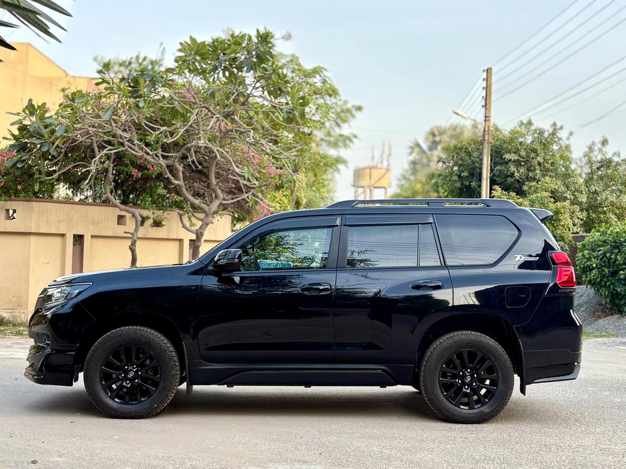 
								Toyota Land Cruiser Prado Black Edition TXL 2022 full									