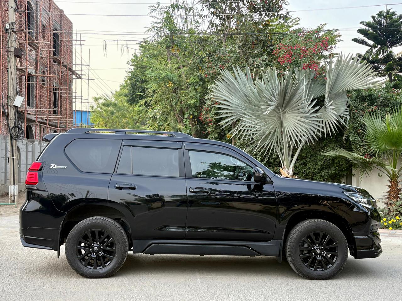 
								Toyota Land Cruiser Prado Black Edition TXL 2022 full									