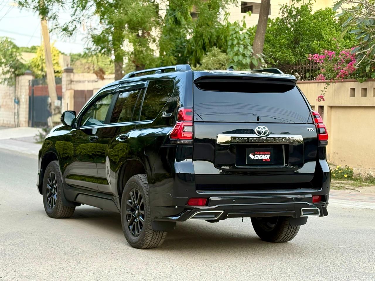 
								Toyota Land Cruiser Prado Black Edition TXL 2022 full									