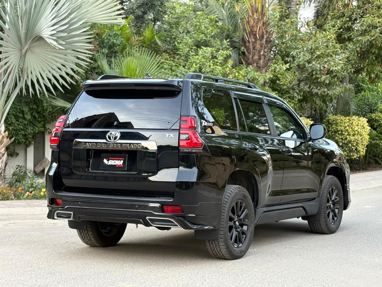 
								Toyota Land Cruiser Prado Black Edition TXL 2022 full									