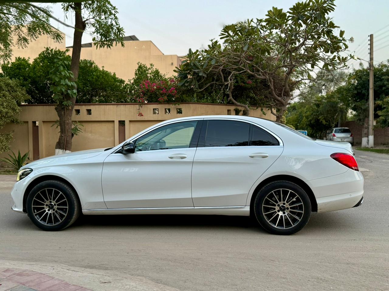 
								Mercedes Benz C180 Exclusive Package 2019 full									