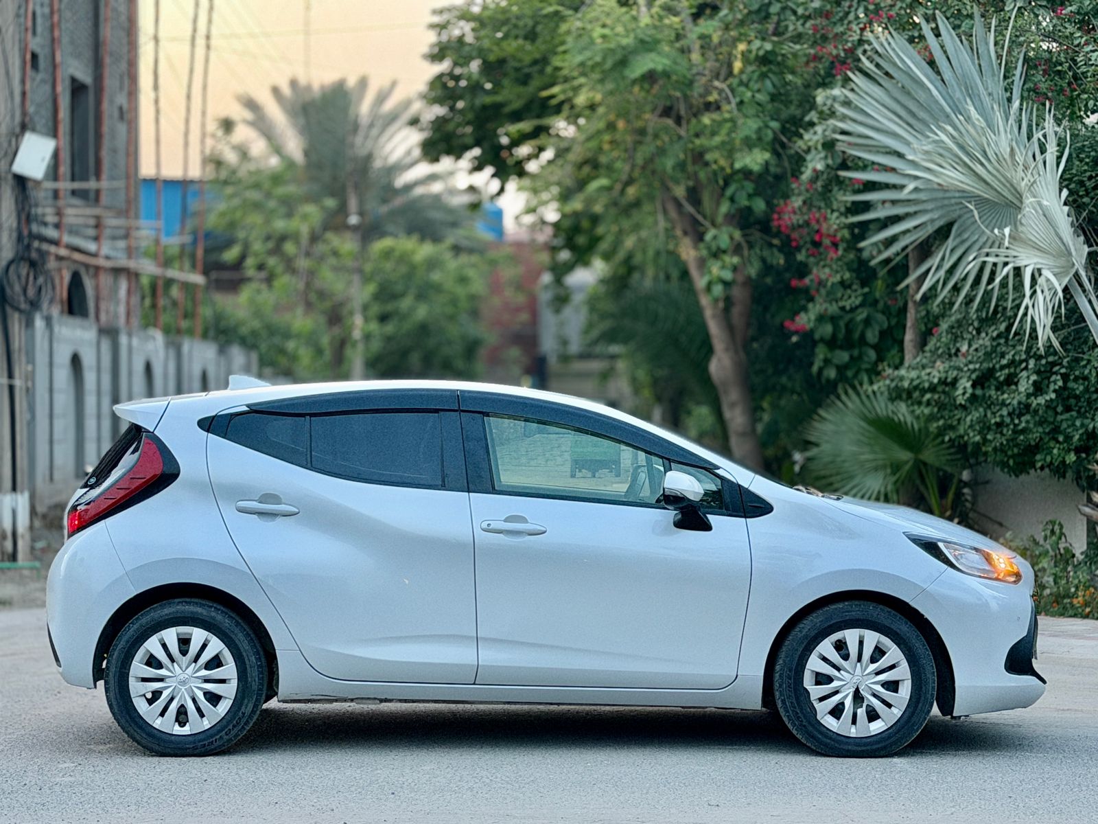 
								Toyota Aqua New Shape 2021 full									